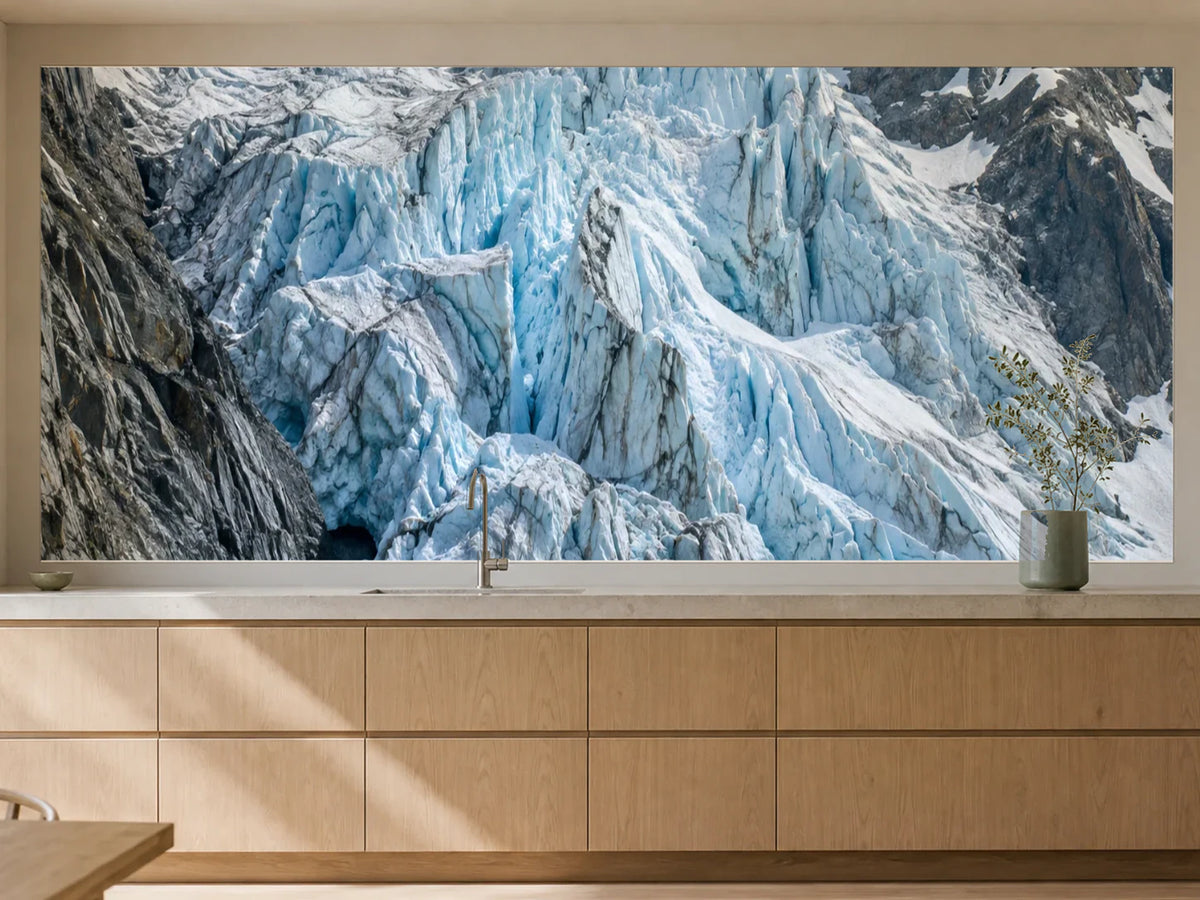 Küchenrückwand „Blauer Gletscherbruch im Bergtal“ als installierte Rückwand in einer warmen Küche