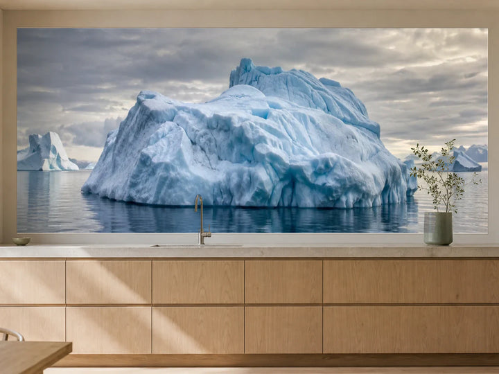 Küchenrückwand „Eisberge auf stillem Polarmeer“ als installierte Rückwand in einer warmen Küche