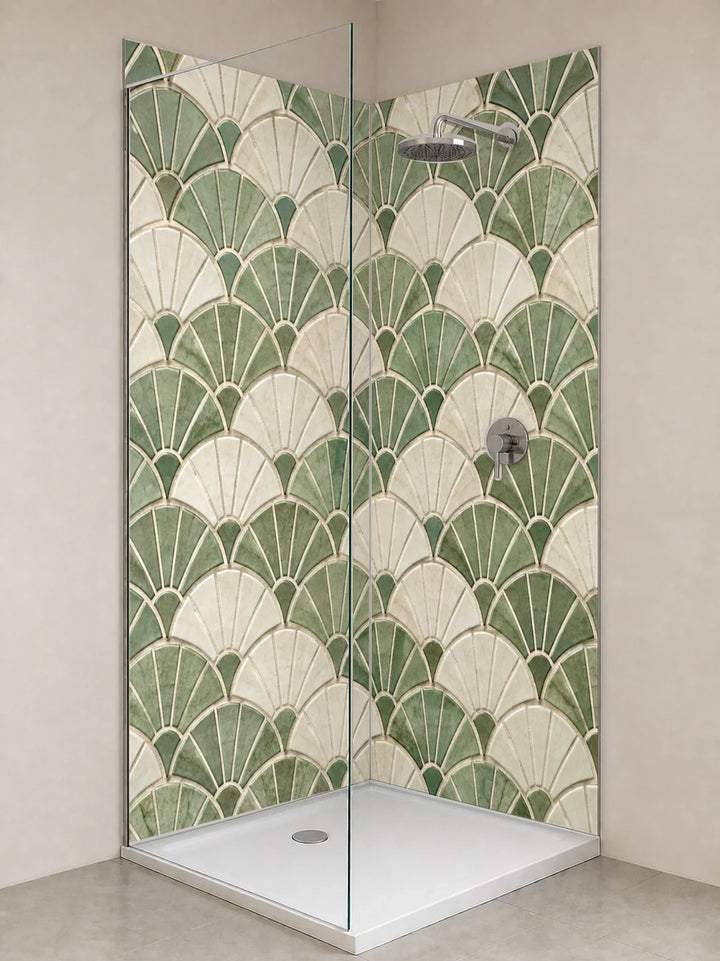 Duschrückwand „Mosaikfächer in Grün und Creme“ als installierte Rückwand in einer hellen Dusche