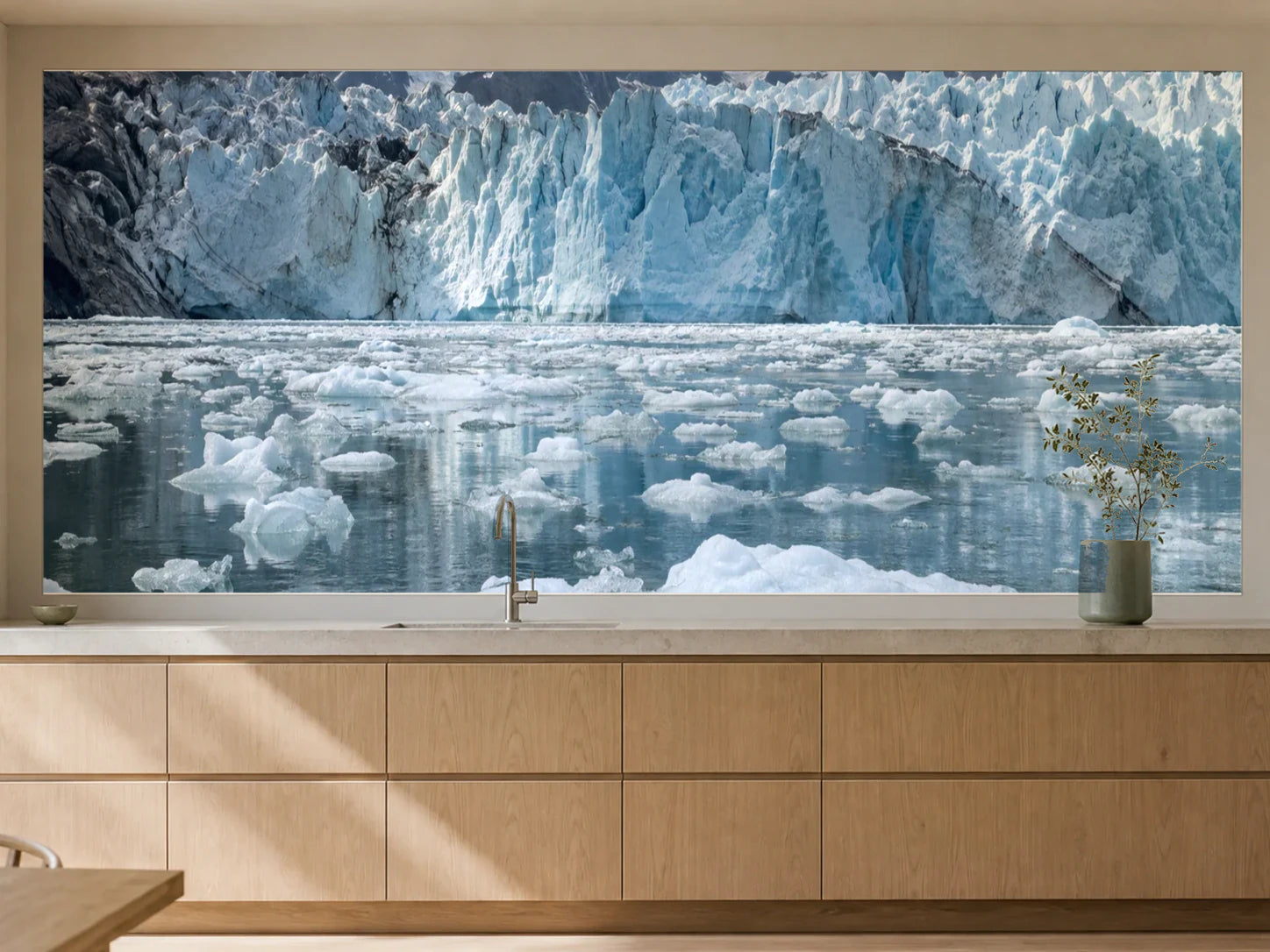 Küchenrückwand „Eisschollen vor einer blauen Gletscherwand“ als installierte Rückwand in einer warmen Küche