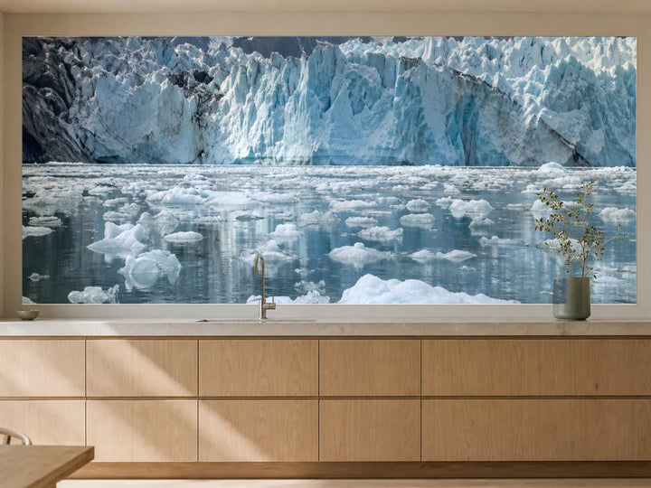 Küchenrückwand „Eisschollen vor einer blauen Gletscherwand“ als installierte Rückwand in einer warmen Küche