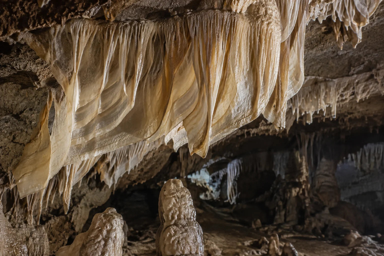 Motivvorschau „Kalkvorhänge in einer stillen Höhle“ für Küchenrückwand