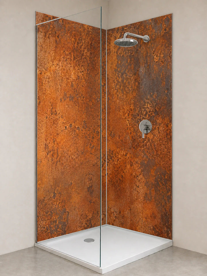 Duschrückwand „Roststahl in warmem Orangebraun“ als installierte Rückwand in einer hellen Dusche