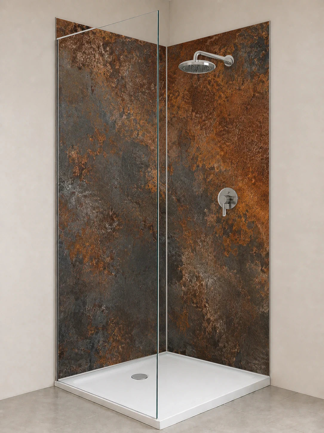 Duschrückwand „Dunkler Stahl mit rostfarbenen Wolken“ als installierte Rückwand in einer hellen Dusche