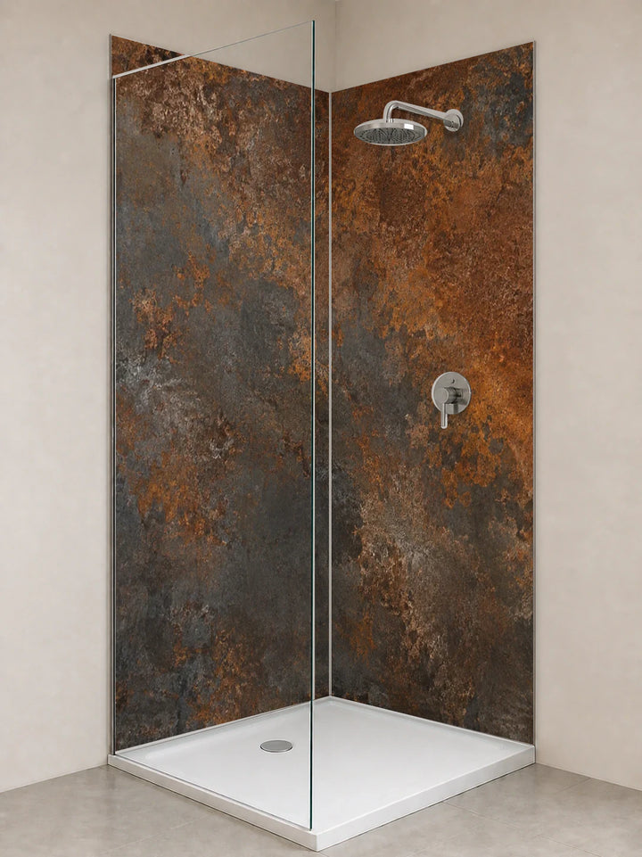 Duschrückwand „Dunkler Stahl mit rostfarbenen Wolken“ als installierte Rückwand in einer hellen Dusche