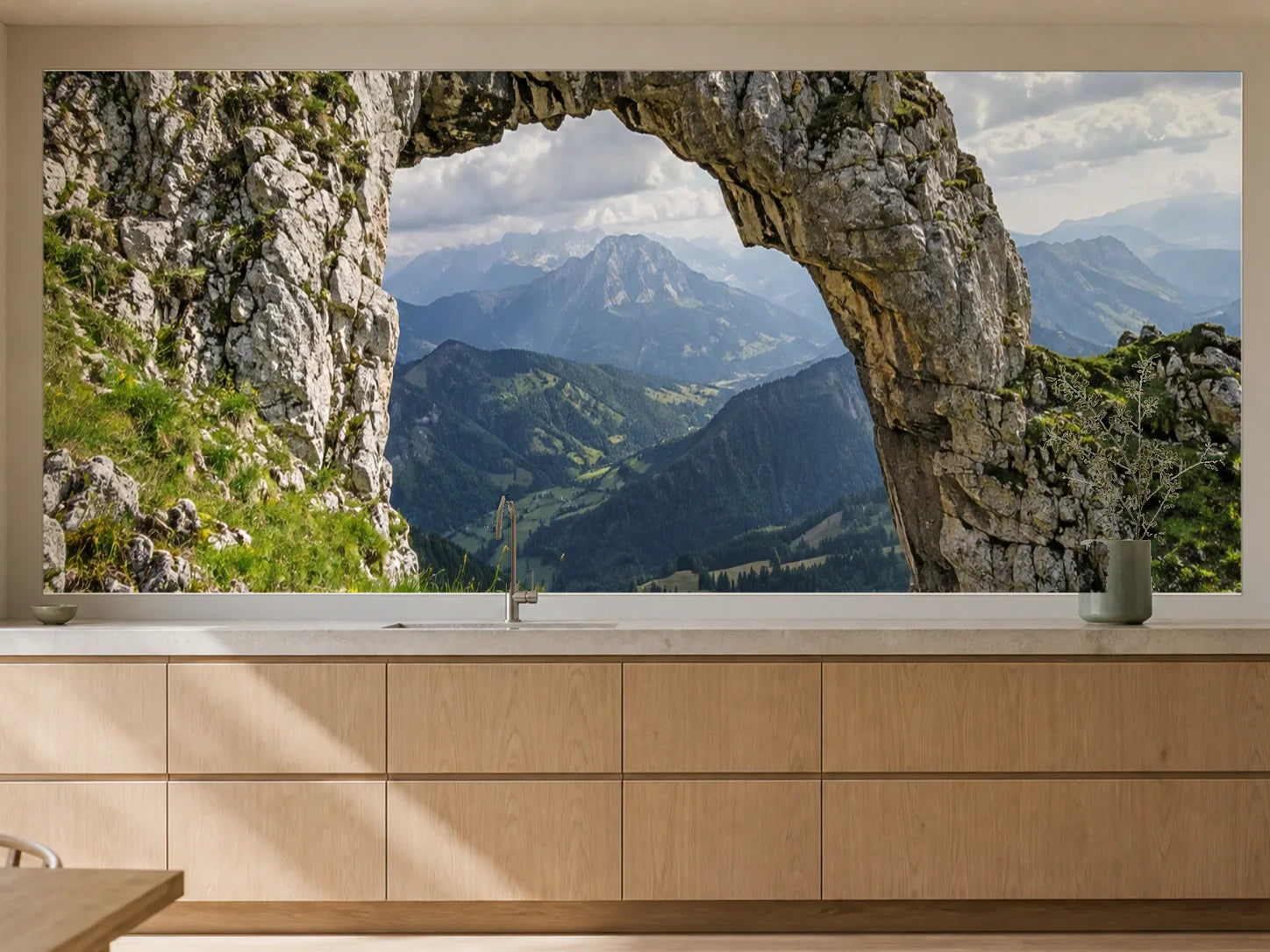 Küchenrückwand „Felsenfenster im grünen Bergtal“ als installierte Rückwand in einer warmen Küche
