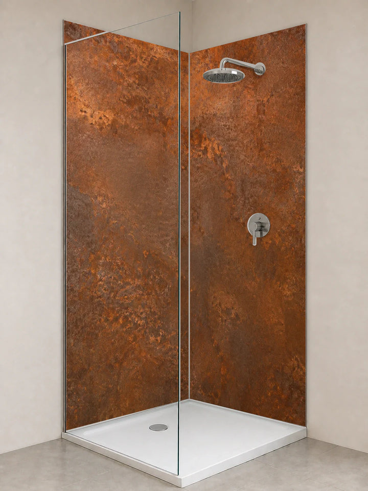 Duschrückwand „Kupferbraune Metallpatina“ als installierte Rückwand in einer hellen Dusche