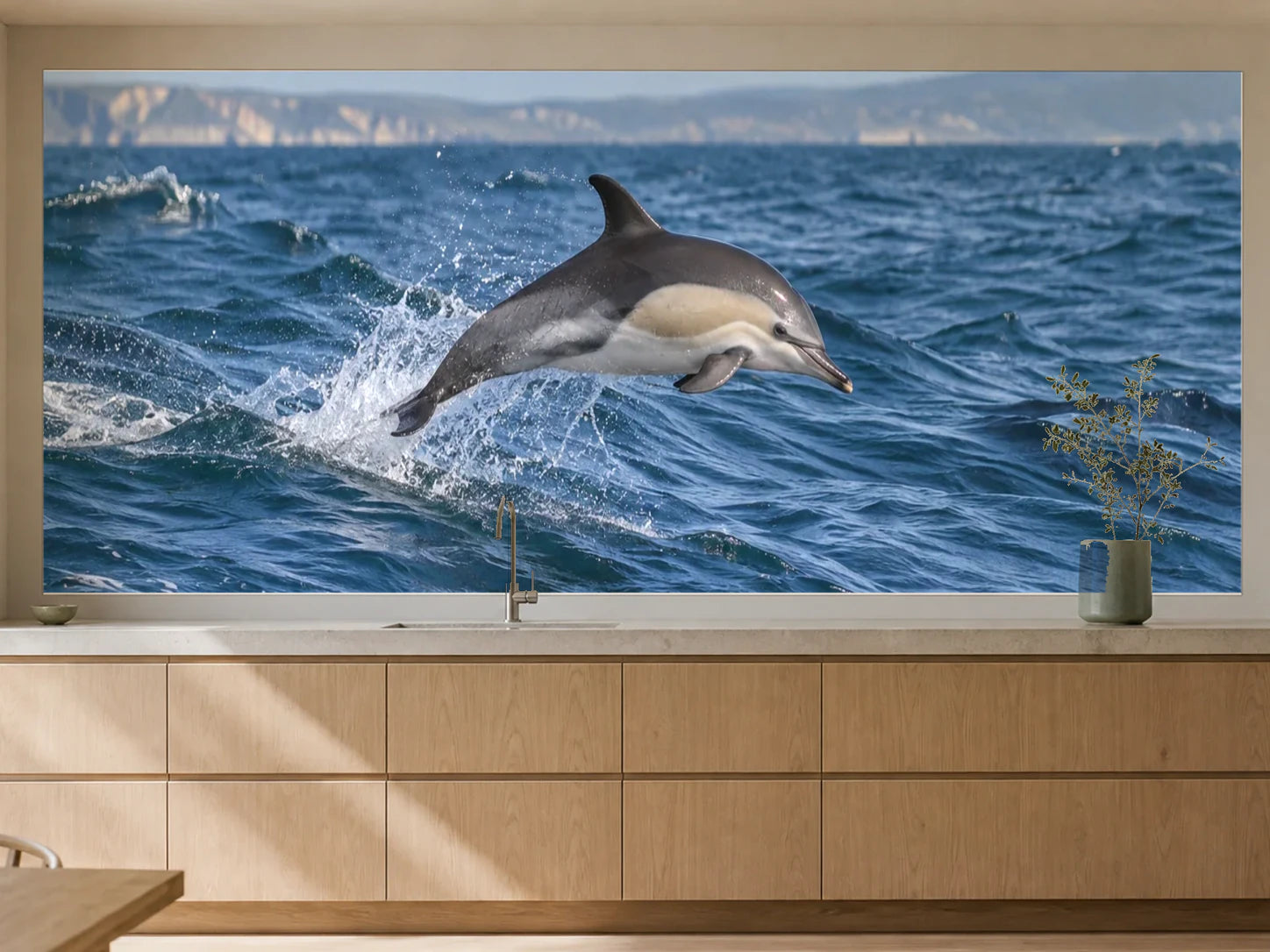 Küchenrückwand „Gemeiner Delfin über atlantischen Wellen“ als installierte Rückwand in einer warmen Küche