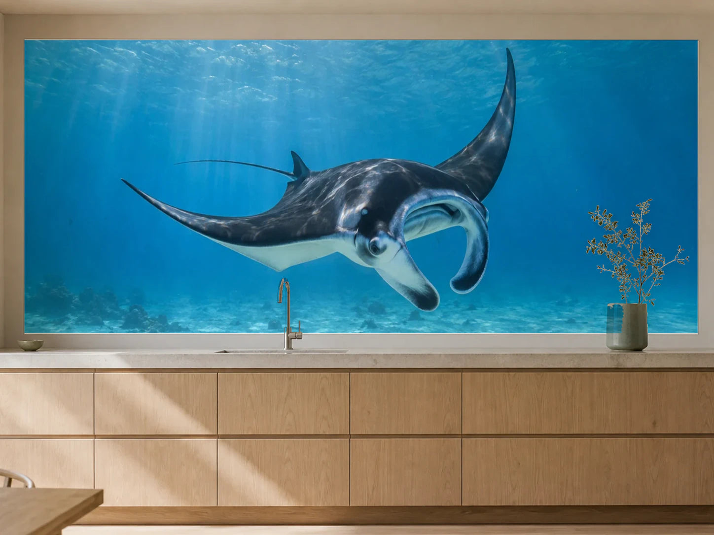 Küchenrückwand „Manta über hellem Meeresgrund“ als installierte Rückwand in einer warmen Küche