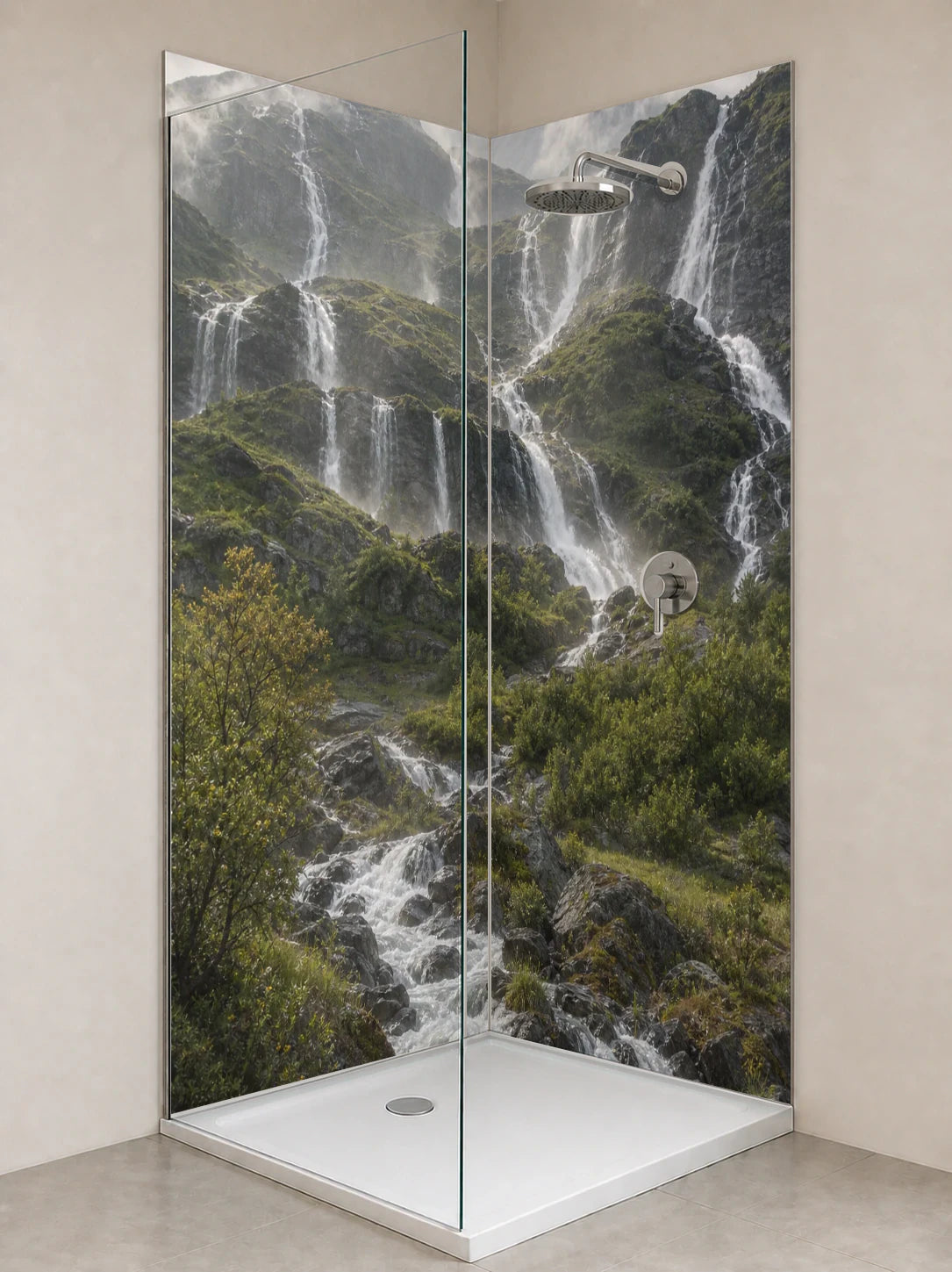 Duschrückwand „Hochlandkaskade im Grün“ als installierte Rückwand in einer hellen Dusche