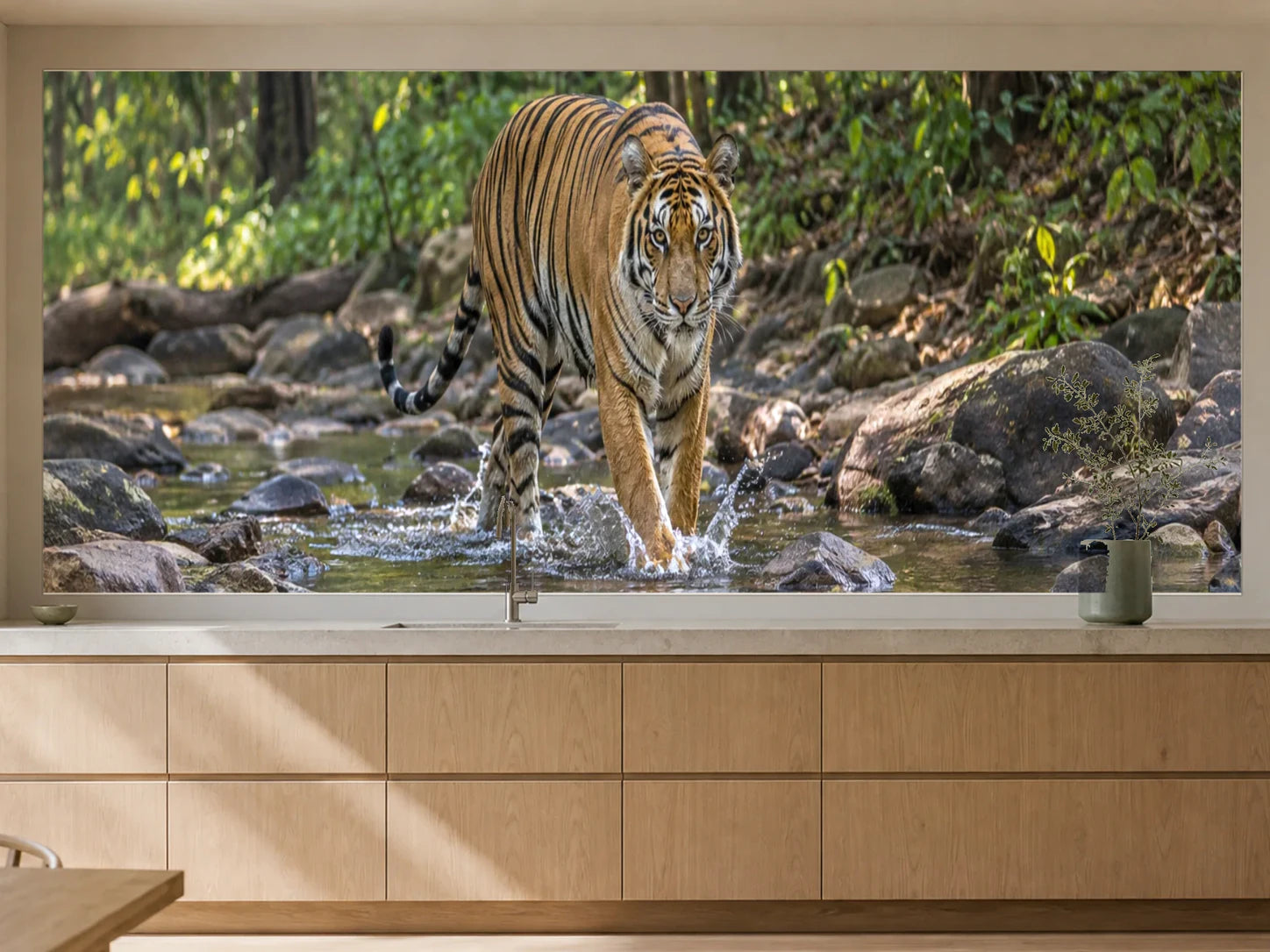 Küchenrückwand „Tiger am Waldbach in Indien“ als installierte Rückwand in einer warmen Küche