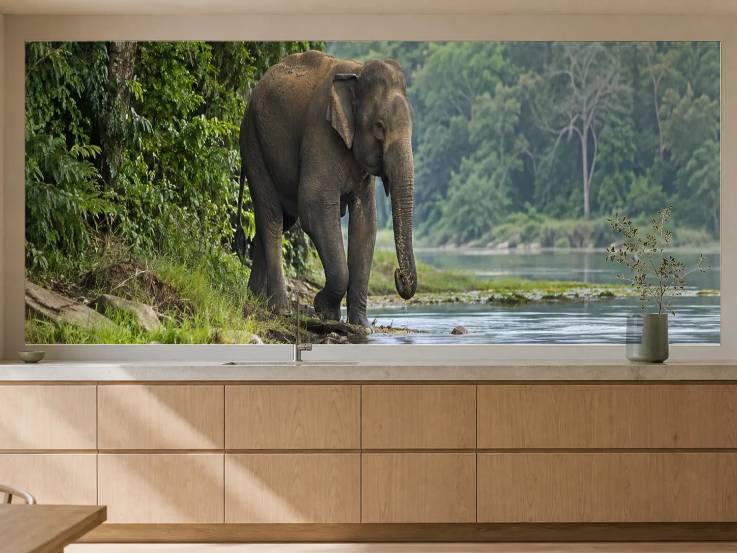 Küchenrückwand „Asiatischer Elefant am Waldufer“ als installierte Rückwand in einer warmen Küche