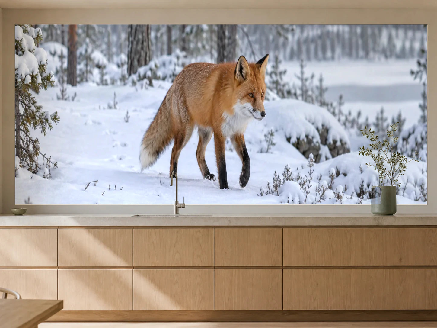 Küchenrückwand „Rotfuchs im finnischen Schnee“ als installierte Rückwand in einer warmen Küche