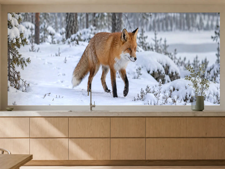 Küchenrückwand „Rotfuchs im finnischen Schnee“ als installierte Rückwand in einer warmen Küche