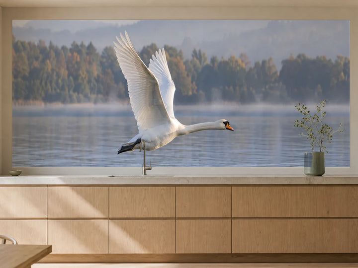Küchenrückwand „Höckerschwan im Flug über dem See“ als installierte Rückwand in einer warmen Küche