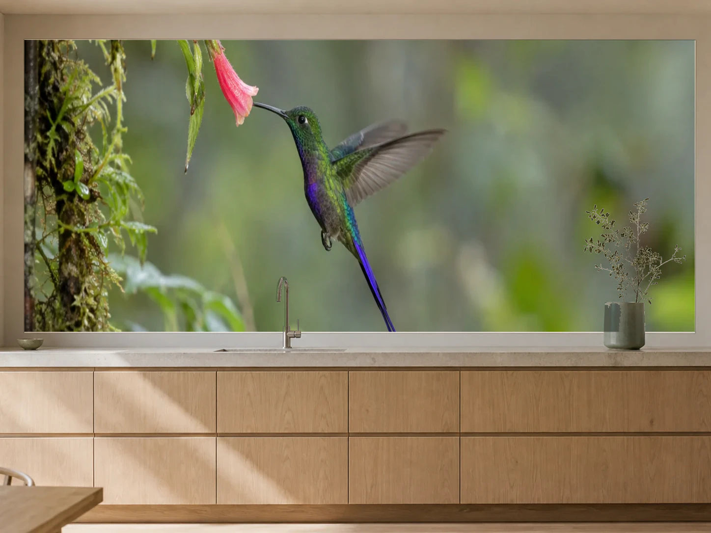 Küchenrückwand „Kolibri an einer Andenblüte“ als installierte Rückwand in einer warmen Küche