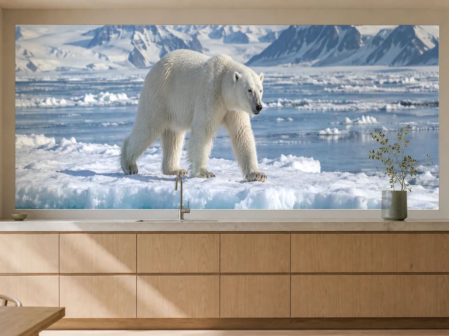 Küchenrückwand „Eisbär an der Packeiskante“ als installierte Rückwand in einer warmen Küche