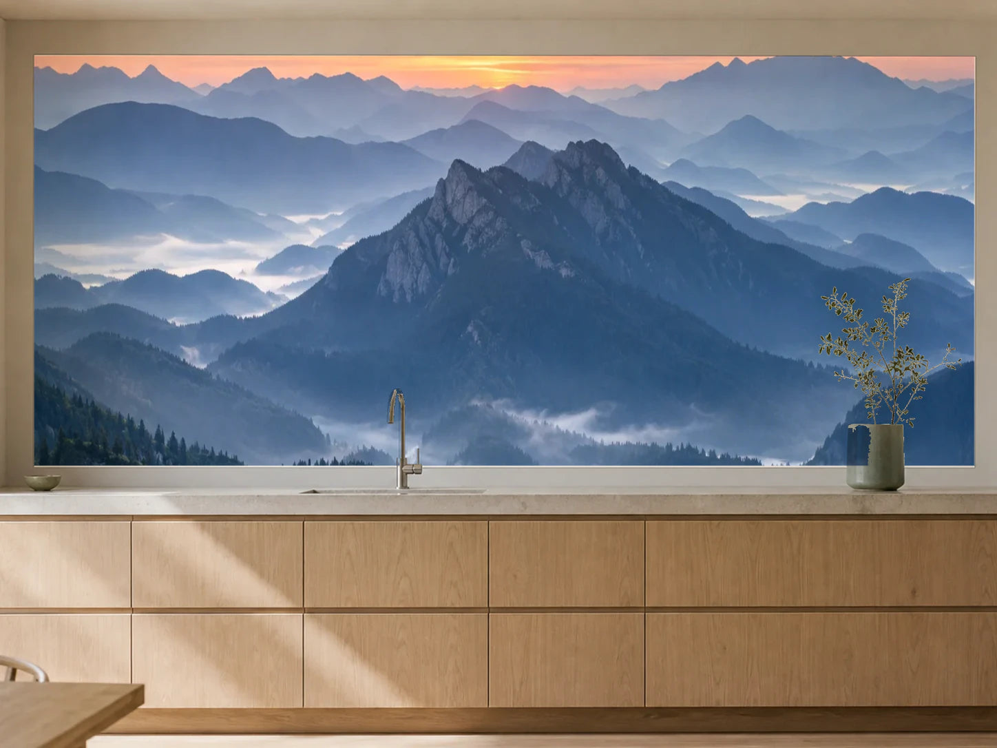 Küchenrückwand „Blaue Bergketten vor Sonnenaufgang“ als installierte Rückwand in einer warmen Küche