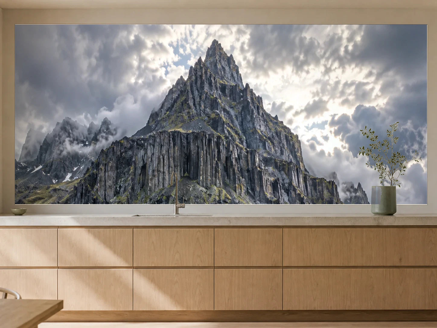 Küchenrückwand „Basaltgipfel unter silbernen Wolken“ als installierte Rückwand in einer warmen Küche