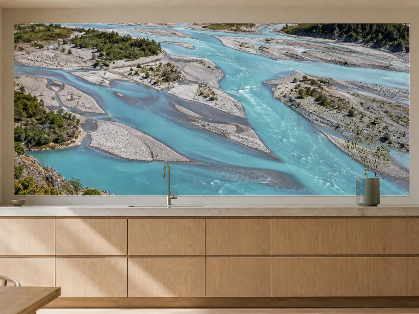 Küchenrückwand „Gletscherfluss mit hellen Kiesinseln“ als installierte Rückwand in einer warmen Küche