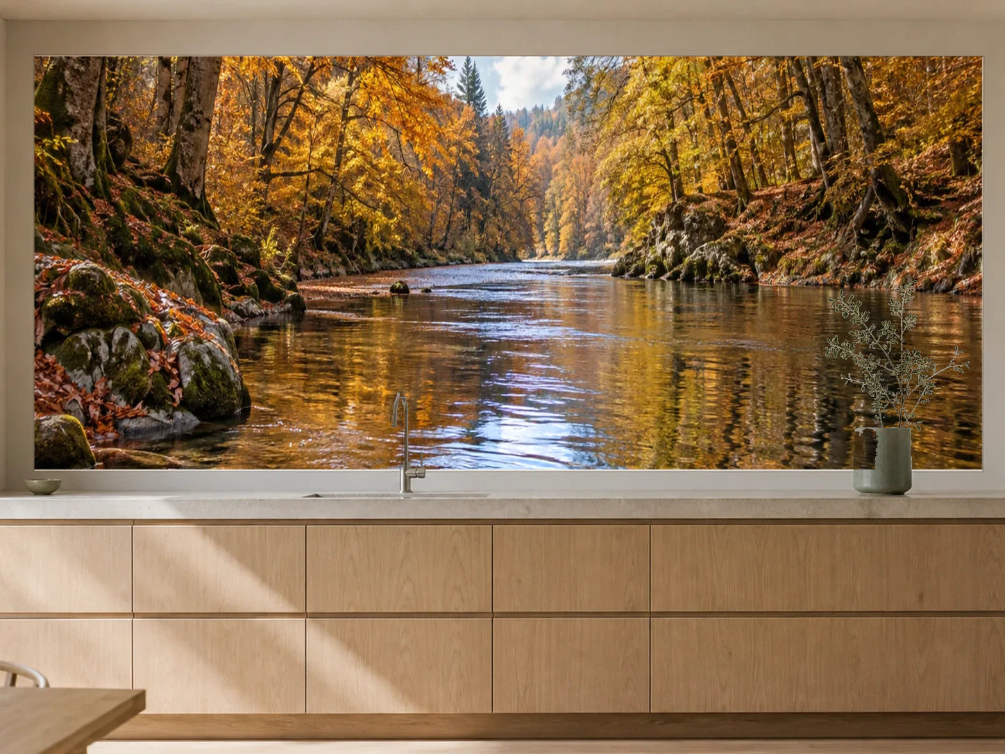 Küchenrückwand „Herbstfluss unter goldenen Buchen“ als installierte Rückwand in einer warmen Küche