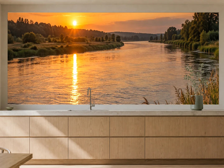 Küchenrückwand „Goldenes Abendlicht auf dem Fluss“ als installierte Rückwand in einer warmen Küche