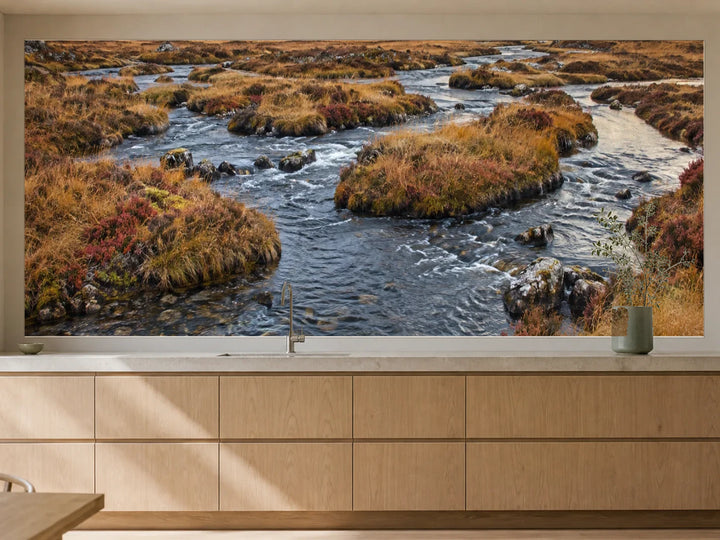 Küchenrückwand „Flussarme im herbstlichen Moor“ als installierte Rückwand in einer warmen Küche
