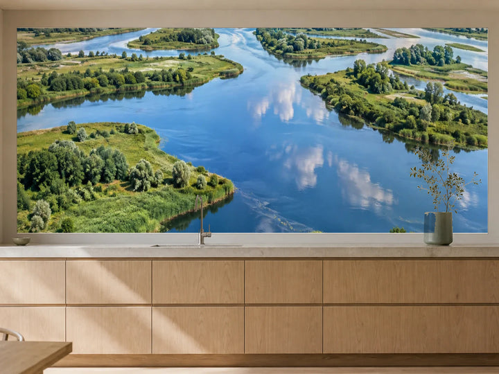 Küchenrückwand „Flussdelta mit grünen Schilfinseln“ als installierte Rückwand in einer warmen Küche