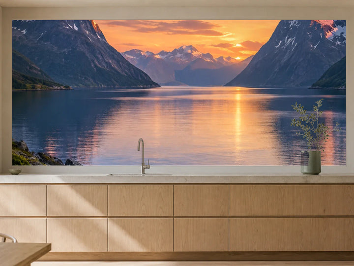 Küchenrückwand „Fjord im nordischen Mitternachtslicht“ als installierte Rückwand in einer warmen Küche