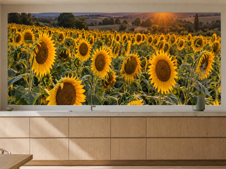 Küchenrückwand „Sonnenblumenfeld im Abendlicht“ als installierte Rückwand in einer warmen Küche