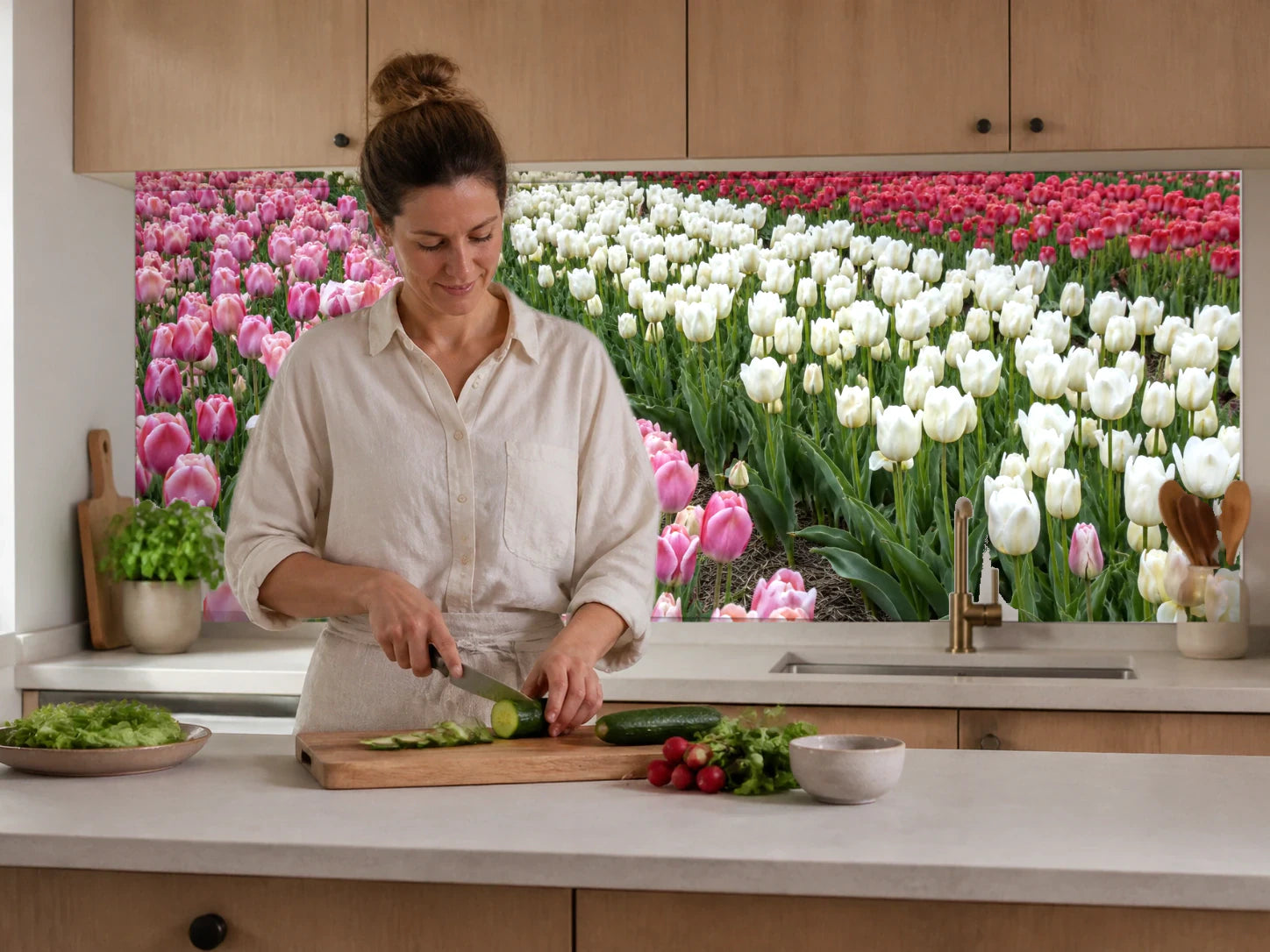Küchenrückwand „Tulpenfeld in sanften Farbbändern“ beim Zubereiten von Gemüse in einer Küche