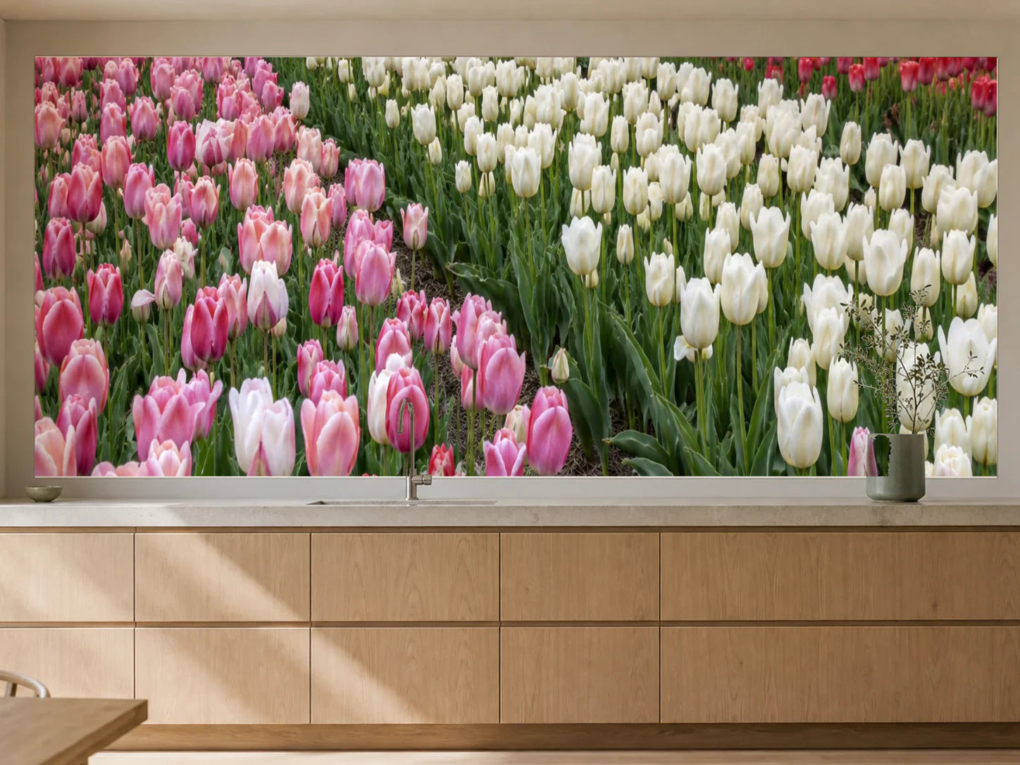 Küchenrückwand „Tulpenfeld in sanften Farbbändern“ als installierte Rückwand in einer warmen Küche