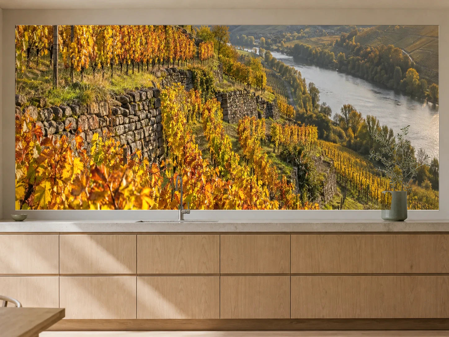 Küchenrückwand „Weinbergterrassen im Herbstlicht“ als installierte Rückwand in einer warmen Küche