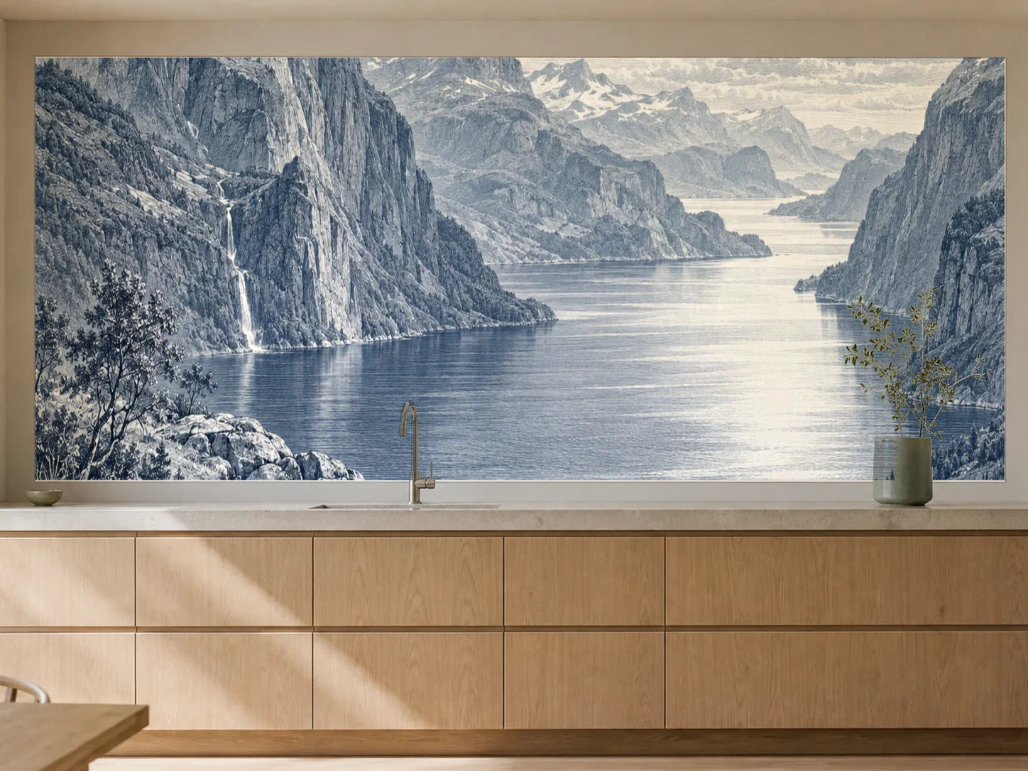Küchenrückwand „Fjord unter ziehenden Wolken – Kupferstich“ als installierte Rückwand in einer warmen Küche