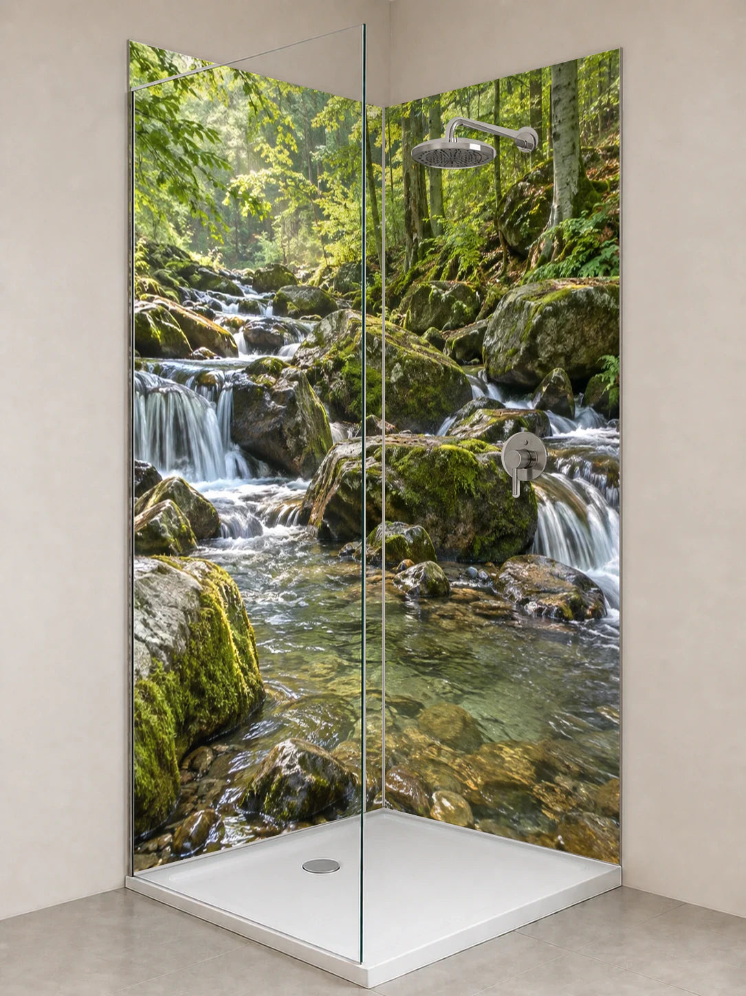 Duschrückwand „Moosige Felsen am Waldbach“ als installierte Rückwand in einer hellen Dusche