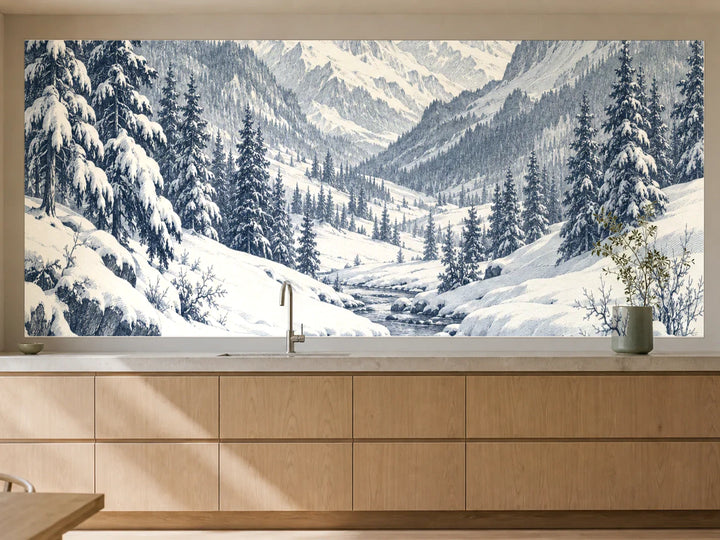 Küchenrückwand „Wintertal mit Tannen – Kupferstich“ als installierte Rückwand in einer warmen Küche