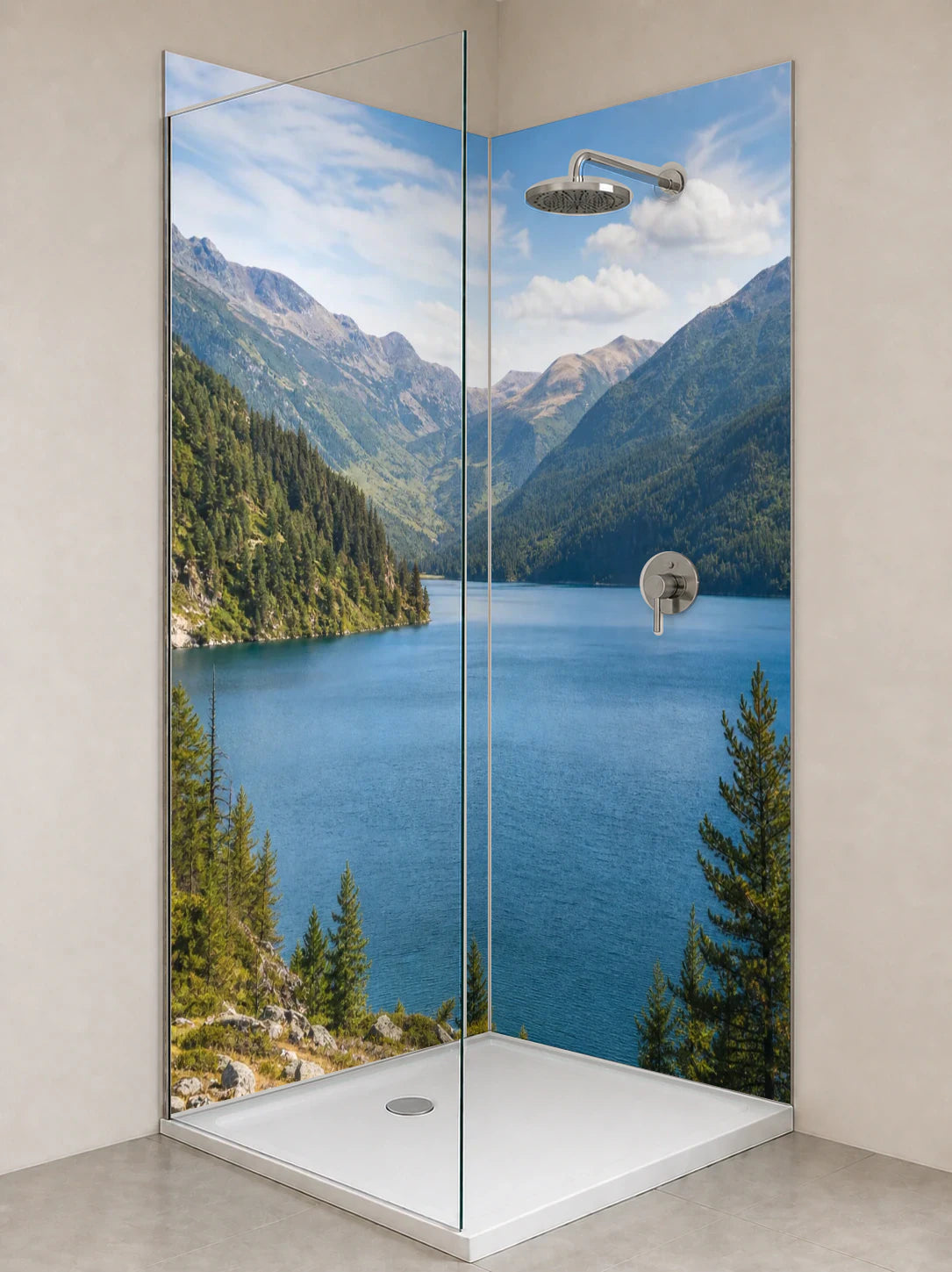 Duschrückwand „Weitblick über den Bergsee“ als installierte Rückwand in einer hellen Dusche