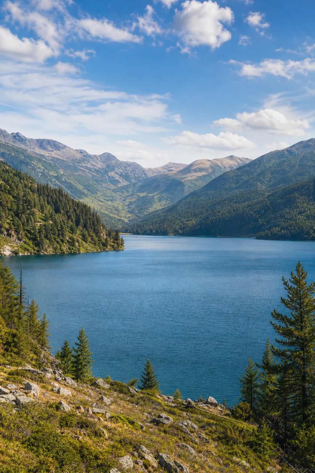 Motivvorschau „Weitblick über den Bergsee“ für Duschrückwand