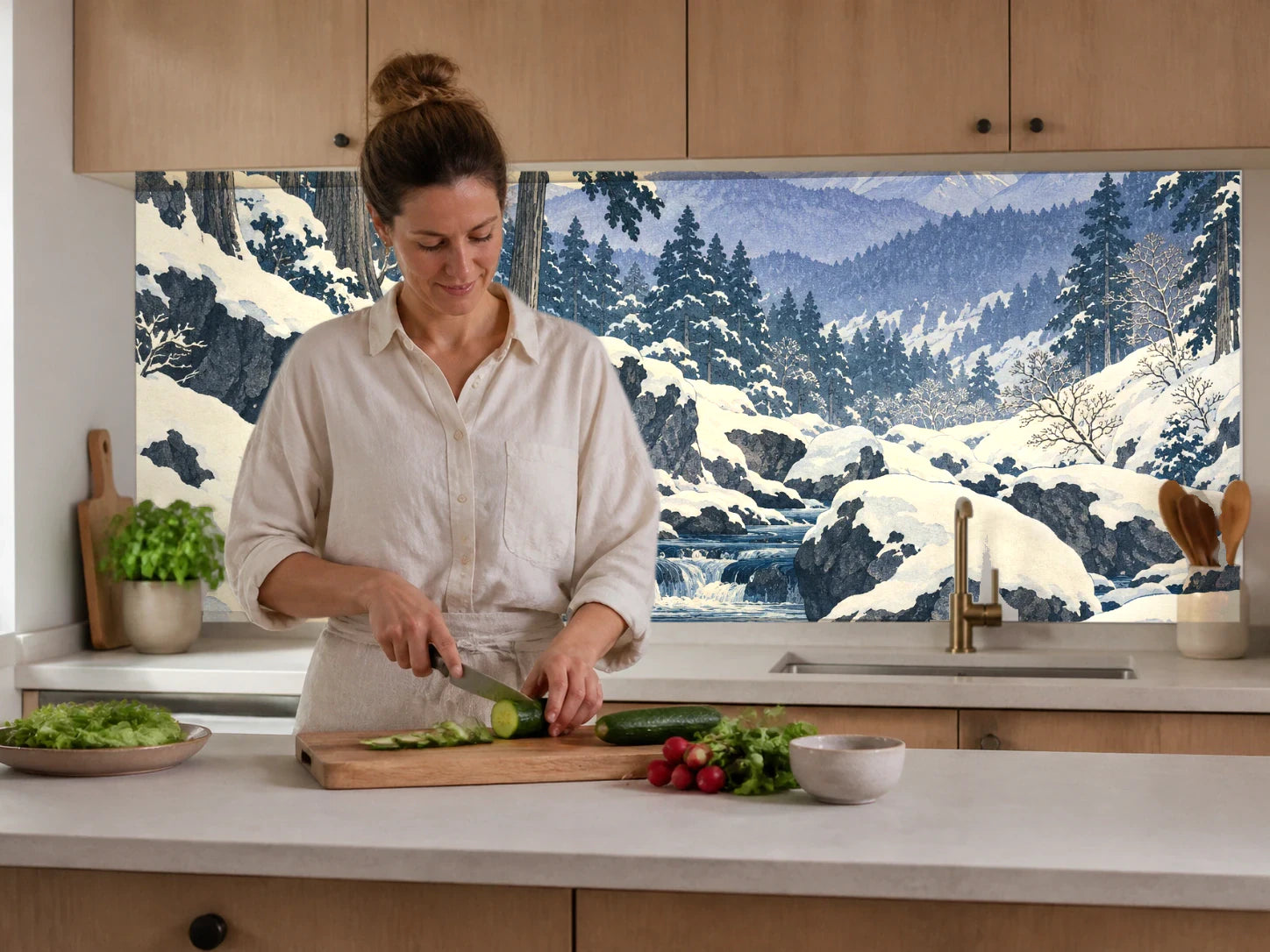 Küchenrückwand „Winterbach zwischen Zedern – Ukiyo-e“ beim Zubereiten von Gemüse in einer Küche