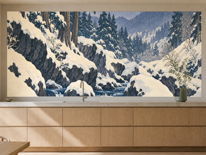 Küchenrückwand „Winterbach zwischen Zedern – Ukiyo-e“ als installierte Rückwand in einer warmen Küche