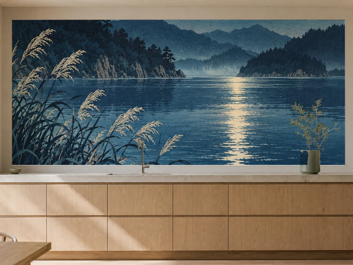 Küchenrückwand „Mond über dem Schilfsee – Ukiyo-e“ als installierte Rückwand in einer warmen Küche