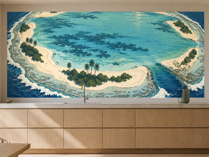 Küchenrückwand „Korallenatoll im Morgenlicht – Ukiyo-e“ als installierte Rückwand in einer warmen Küche