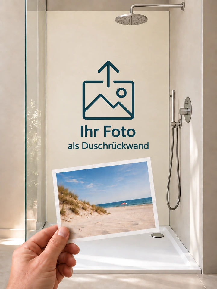 Duschrückwand mit eigenem Wunschmotiv – Hand mit einem Foto vor der Rückwand mit Upload-Symbol