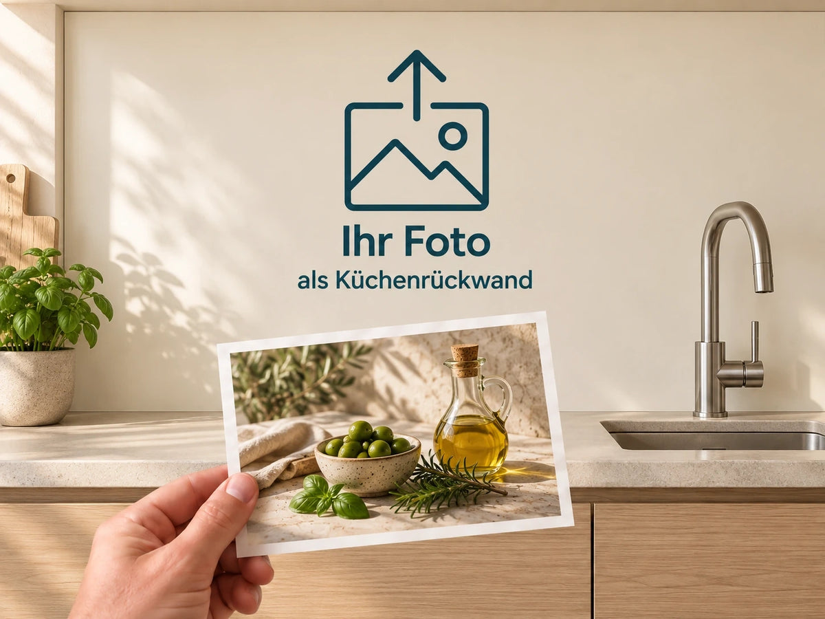 Küchenrückwand mit eigenem Wunschmotiv – Hand mit einem Foto vor der Rückwand mit Upload-Symbol