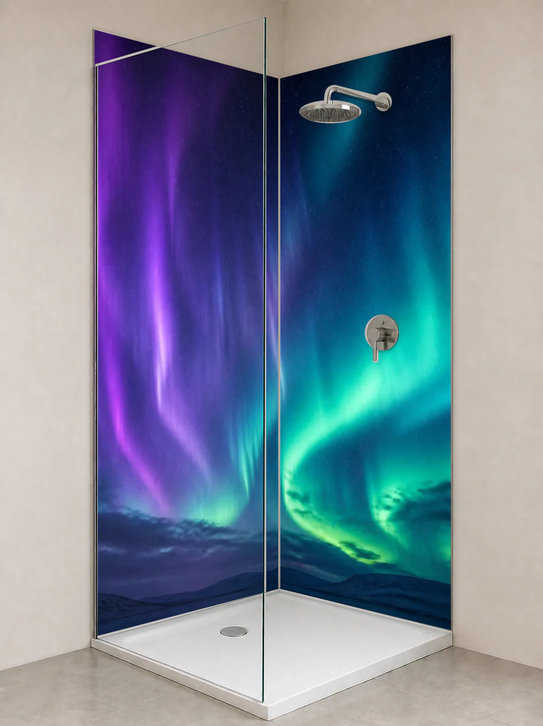 Duschrückwand „Polarhimmel in Violett und Türkis“ als installierte Rückwand in einer hellen Dusche