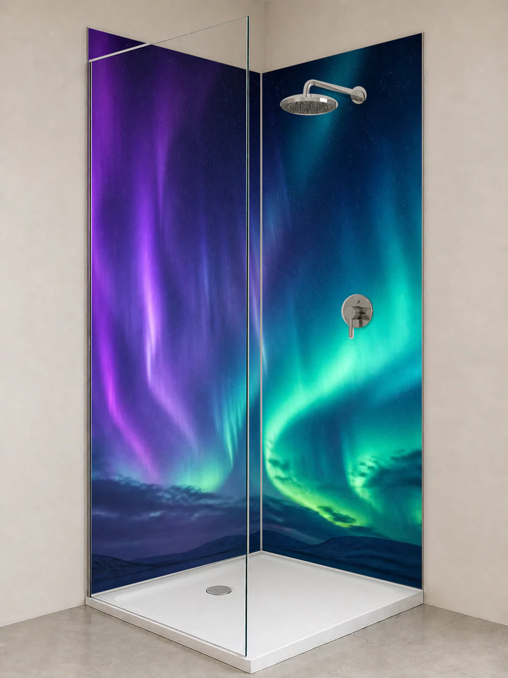 Duschrückwand „Polarhimmel in Violett und Türkis“ als installierte Rückwand in einer hellen Dusche