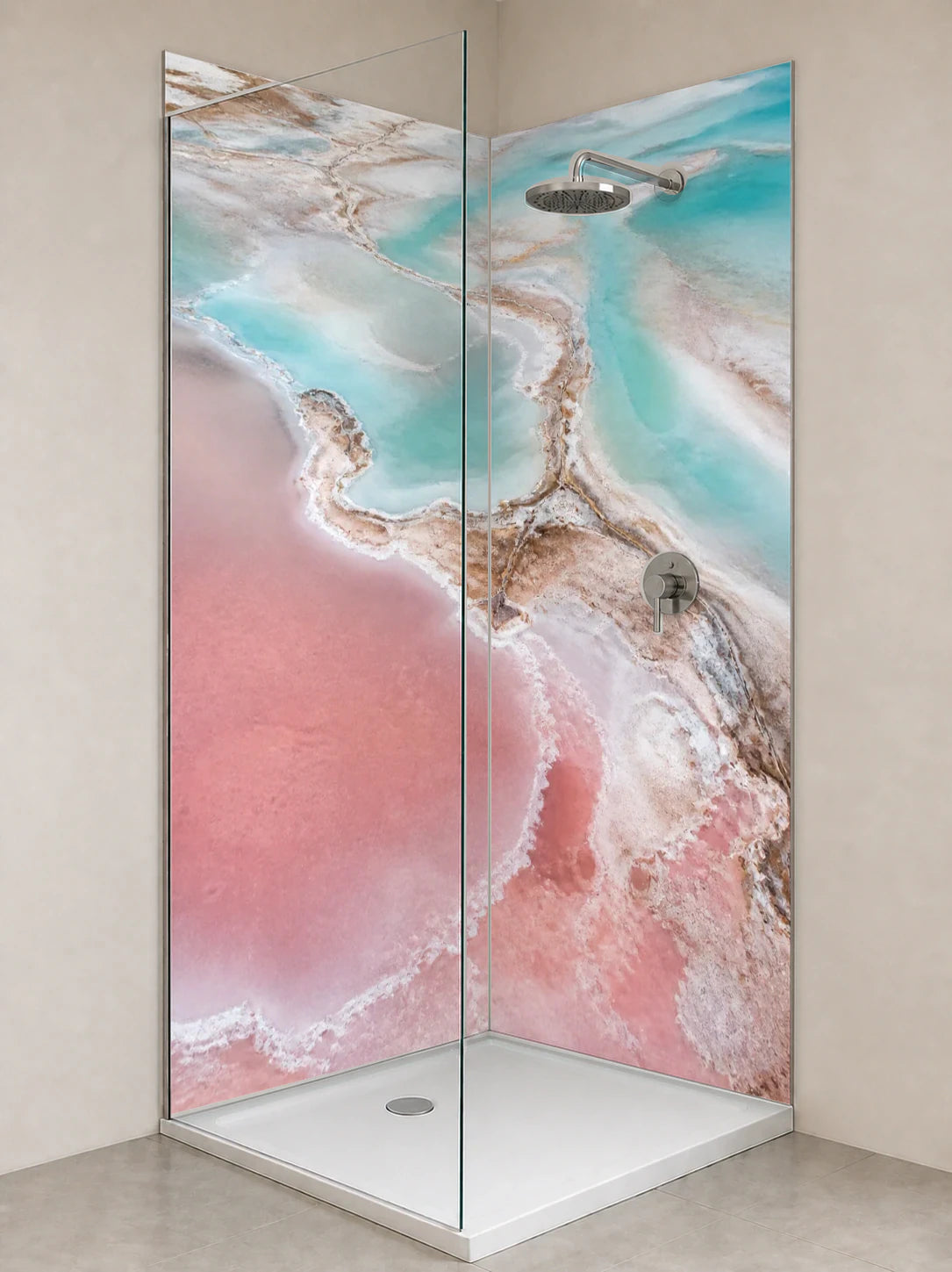 Duschrückwand „Salzlagune in Rosa und Türkis“ als installierte Rückwand in einer hellen Dusche