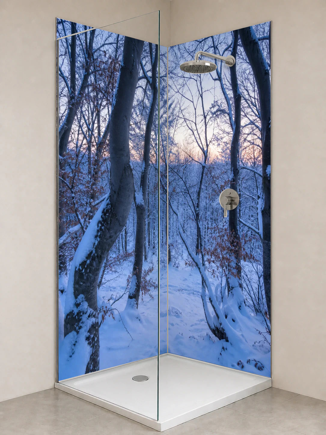 Duschrückwand „Schneebuchen im blauen Morgen“ als installierte Rückwand in einer hellen Dusche