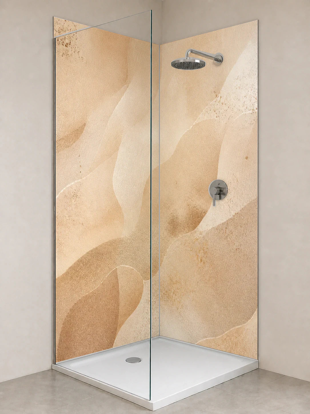 Duschrückwand „Freiraum in Sand“ als installierte Rückwand in einer hellen Dusche
