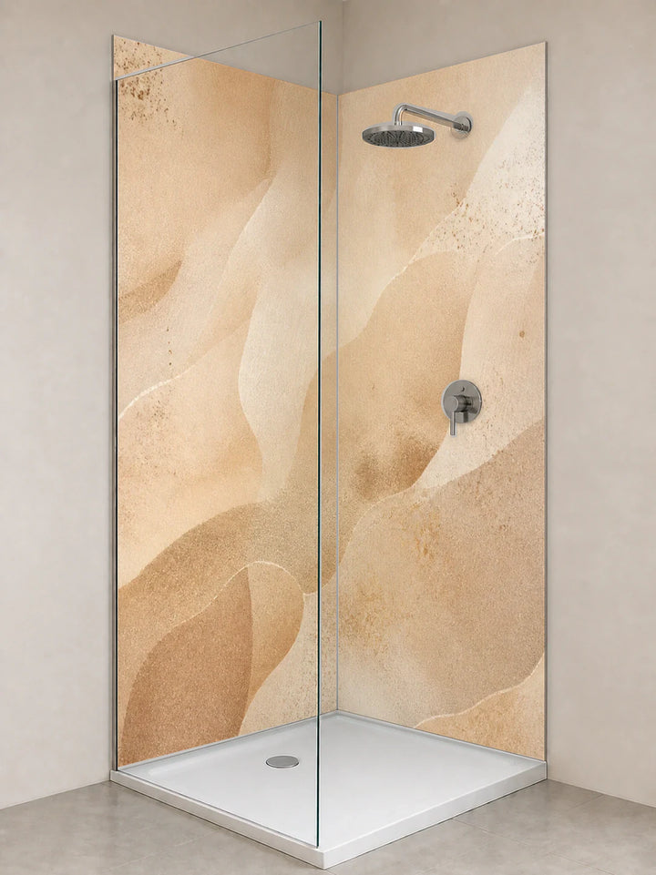 Duschrückwand „Freiraum in Sand“ als installierte Rückwand in einer hellen Dusche